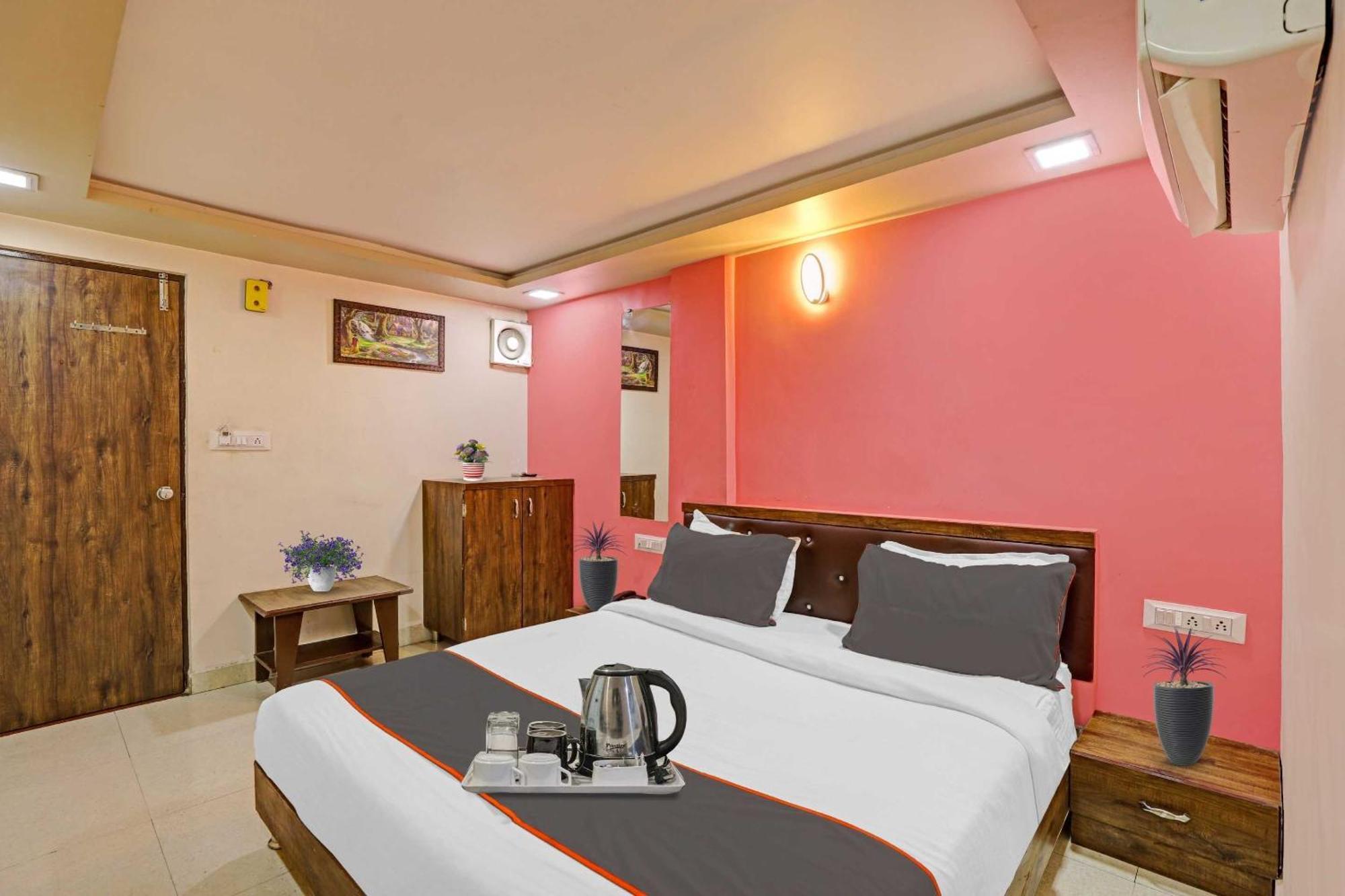 Hotel O Royal Ахмедабад Экстерьер фото