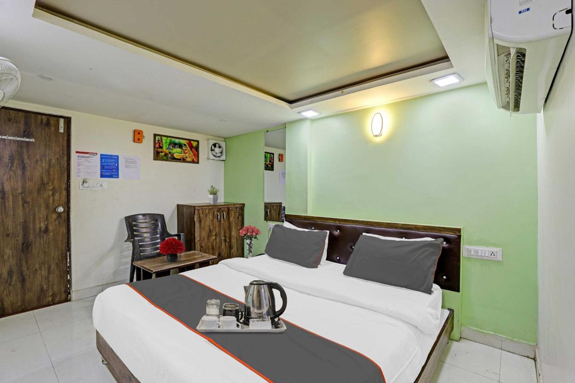 Hotel O Royal Ахмедабад Экстерьер фото