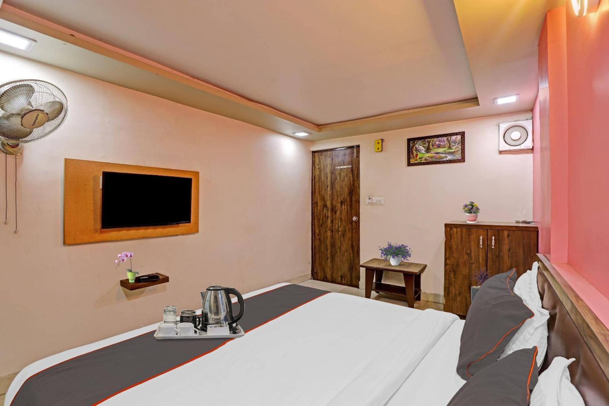 Hotel O Royal Ахмедабад Экстерьер фото