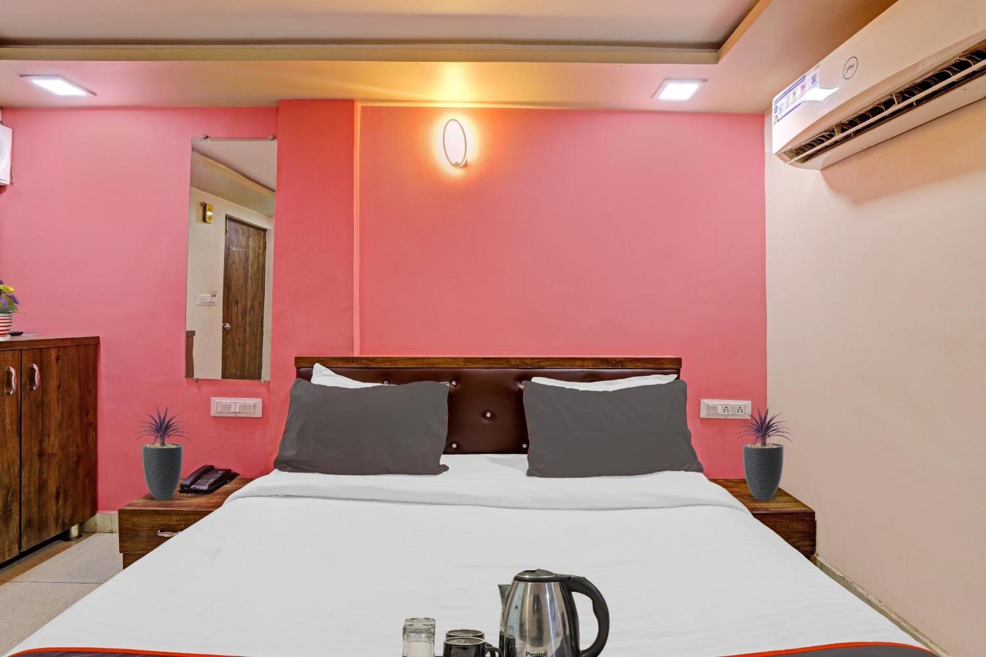 Hotel O Royal Ахмедабад Экстерьер фото