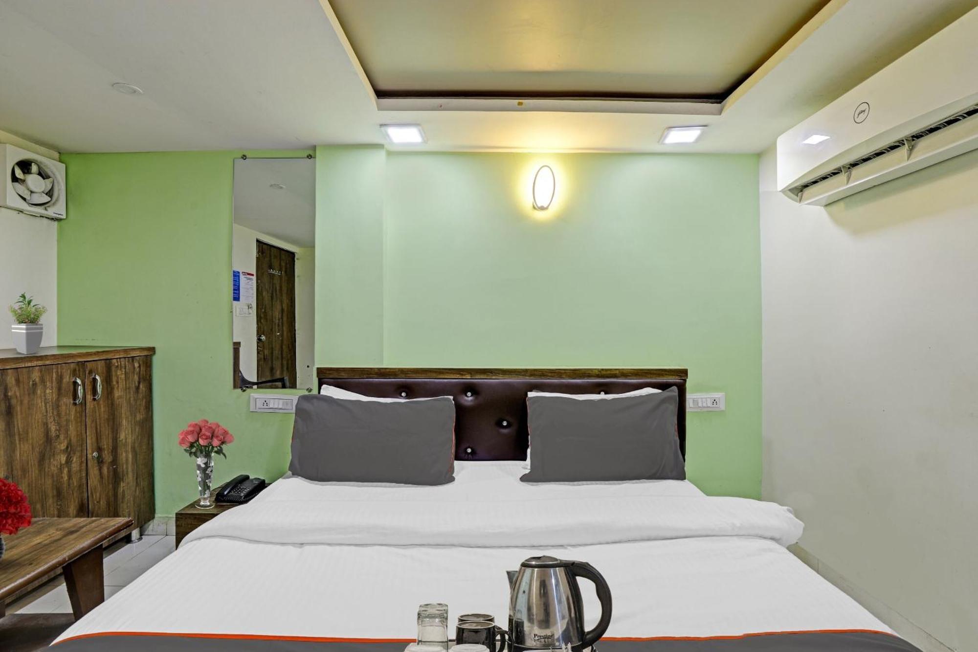 Hotel O Royal Ахмедабад Экстерьер фото